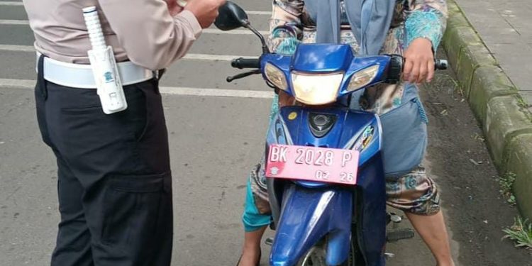 Himbauan Tertib Lalu Lintas Disampaikan Personel Satlantas Polres Langkat Dan Pengaturan Lalu Lintas Pagi
