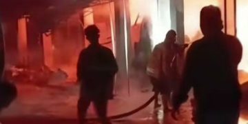 Kebakaran Pasar Argobis Plaosan Babat Lamongan Tiga Kios Ludes Dilahap Amukan Jago Merah.