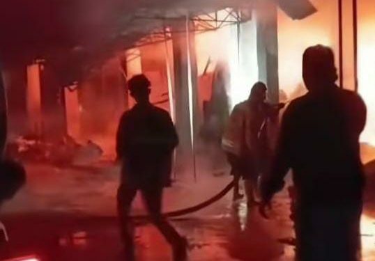 Kebakaran Pasar Argobis Plaosan Babat Lamongan Tiga Kios Ludes Dilahap Amukan Jago Merah.