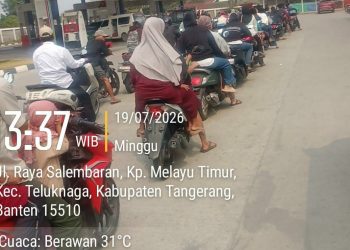 Pemotor Harus Antri Mengular Beli Pertalite di SPBU