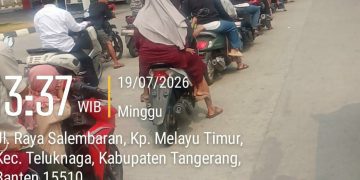 Pemotor Harus Antri Mengular Beli Pertalite di SPBU