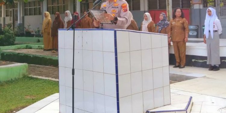 Kapolsek Salapian Jadi Pembina Upacara di SMA Negeri 1 Salapian, Tekankan Disiplin dan Bahaya Narkoba
