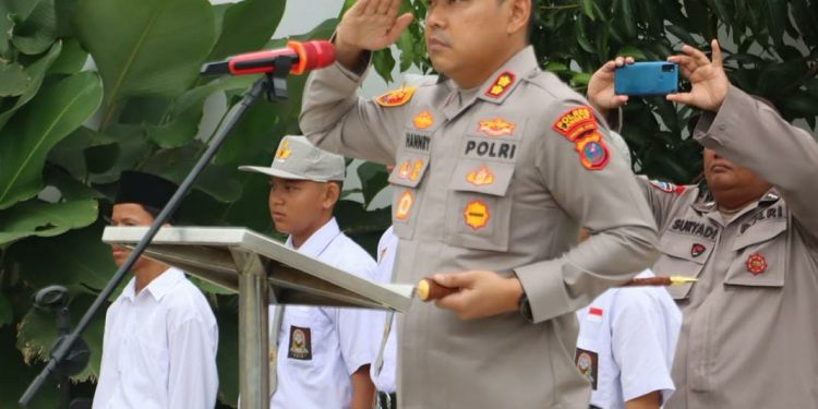 Kapolres Langkat Jadi Pembina Upacara di Yayasan Pendidikan Putra Jaya Jabal Rahman, Berikan Motivasi dan Edukasi Kamtibmas kepada Pelajar