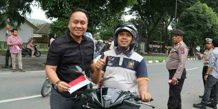 Polres Langkat Bagikan 500 Bendera Merah Putih, Bangkitkan Semangat Kemerdekaan di Tengah Masyarakat
