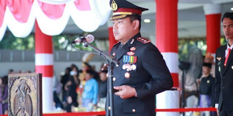 Kapolres Langkat Pimpin Upacara Penurunan Bendera HUT ke-81 RI