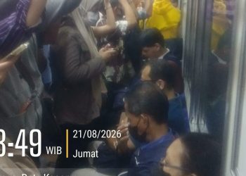 *Ribuan penumpang KRL tertunda keberangkatan, ada tawuran masal di rel kereta api*