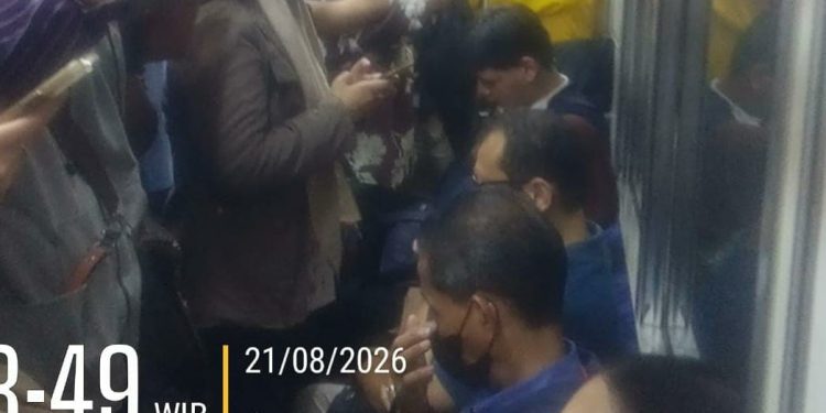 *Ribuan penumpang KRL tertunda keberangkatan, ada tawuran masal di rel kereta api*