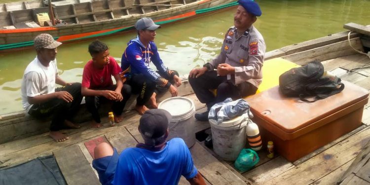 Patroli Sambang Nelayan, Satpolairud Polres Langkat Sampaikan Imbauan Waspada Cuaca Ekstrem