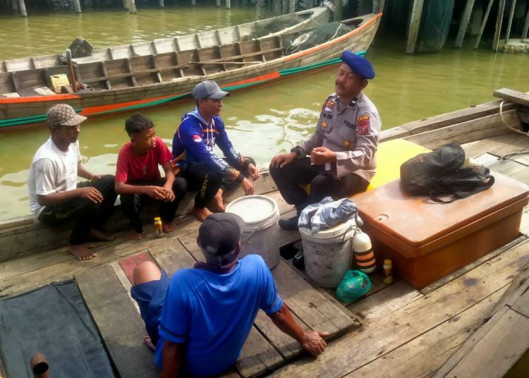 Patroli Sambang Nelayan, Satpolairud Polres Langkat Sampaikan Imbauan Waspada Cuaca Ekstrem