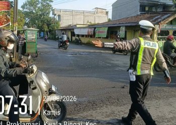 Bantu Penyeberangan Siswa Sekolah dan Urai Kemacetan, Polres Langkat Gelar Strong Point Pagi