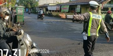Bantu Penyeberangan Siswa Sekolah dan Urai Kemacetan, Polres Langkat Gelar Strong Point Pagi