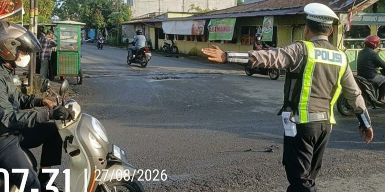 Bantu Penyeberangan Siswa Sekolah dan Urai Kemacetan, Polres Langkat Gelar Strong Point Pagi