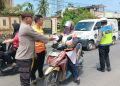 Polsek Kuala, Berbagi Nasi Kotak Sambil Pererat Kedekatan dengan Masyarakat