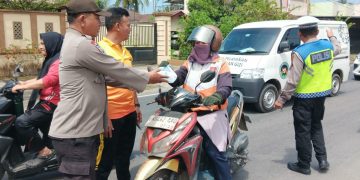 Polsek Kuala, Berbagi Nasi Kotak Sambil Pererat Kedekatan dengan Masyarakat