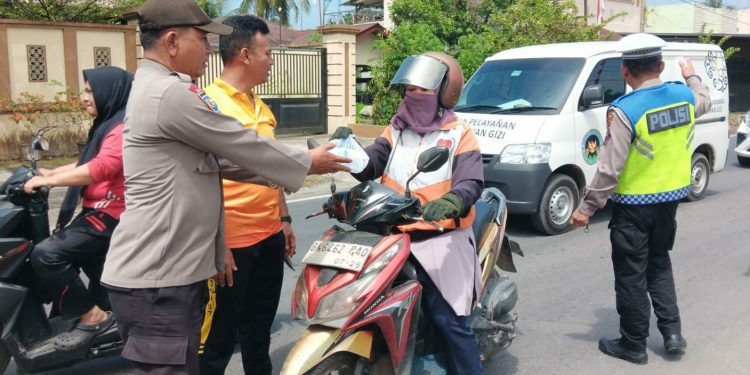 Polsek Kuala, Berbagi Nasi Kotak Sambil Pererat Kedekatan dengan Masyarakat
