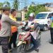 Polsek Kuala, Berbagi Nasi Kotak Sambil Pererat Kedekatan dengan Masyarakat