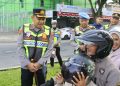 Kapolres Langkat Beri Bingkisan untuk Pegendara yang Tertib Berlalu Lintas
