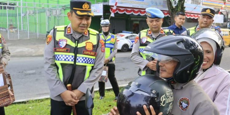 Kapolres Langkat Beri Bingkisan untuk Pegendara yang Tertib Berlalu Lintas