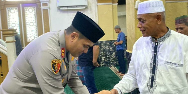 *Wujud Nyata Kehadiran Polri di Tengah Masyarakat Kapolres Binjai Laksanakan Sholat Jumat Berjemaah*