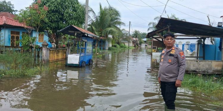 Debit Air Naik hingga 50 Sentimeter, Polsek Tanjung Pura Gerak Cepat Pantau Warga Terdampak Banjir