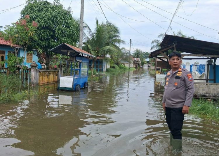 Debit Air Naik hingga 50 Sentimeter, Polsek Tanjung Pura Gerak Cepat Pantau Warga Terdampak Banjir
