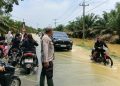 Banjir Rendam Jalan Sumor bor-Tanjung Selamat, Polsek Padang Tualang Sigap Atur Lalu Lintas