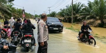 Banjir Rendam Jalan Sumor bor-Tanjung Selamat, Polsek Padang Tualang Sigap Atur Lalu Lintas