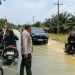 Banjir Rendam Jalan Sumor bor-Tanjung Selamat, Polsek Padang Tualang Sigap Atur Lalu Lintas