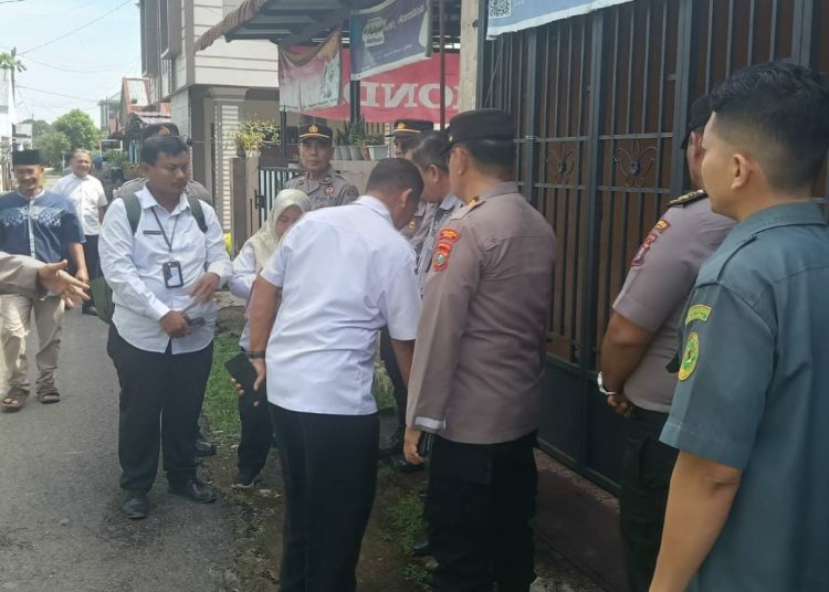 *POLRES BINJAI SIAPKAN PERSONIL DAMPINGI TIM DARI PENGADILAN NEGERI BINJAI DI LOKASI EKSEKUSI TANAH DAN BANGUNAN*