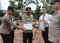 Pimpin Apel Pagi, Kapolres Langkat Beri Penghargaan kepada Personel Berprestasi