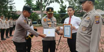 Pimpin Apel Pagi, Kapolres Langkat Beri Penghargaan kepada Personel Berprestasi