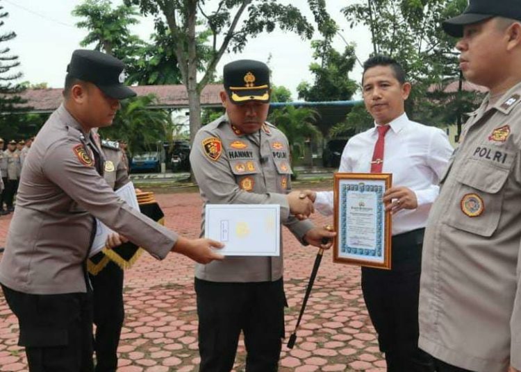 Pimpin Apel Pagi, Kapolres Langkat Beri Penghargaan kepada Personel Berprestasi