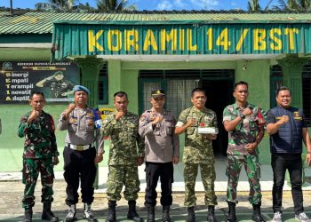Sinergitas Tanpa Batas, Kapolsek Besitang Sambangi Koramil 14/BS Berikan Kejutan HUT TNI ke-81