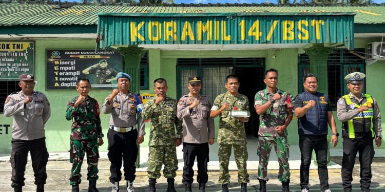 Sinergitas Tanpa Batas, Kapolsek Besitang Sambangi Koramil 14/BS Berikan Kejutan HUT TNI ke-81