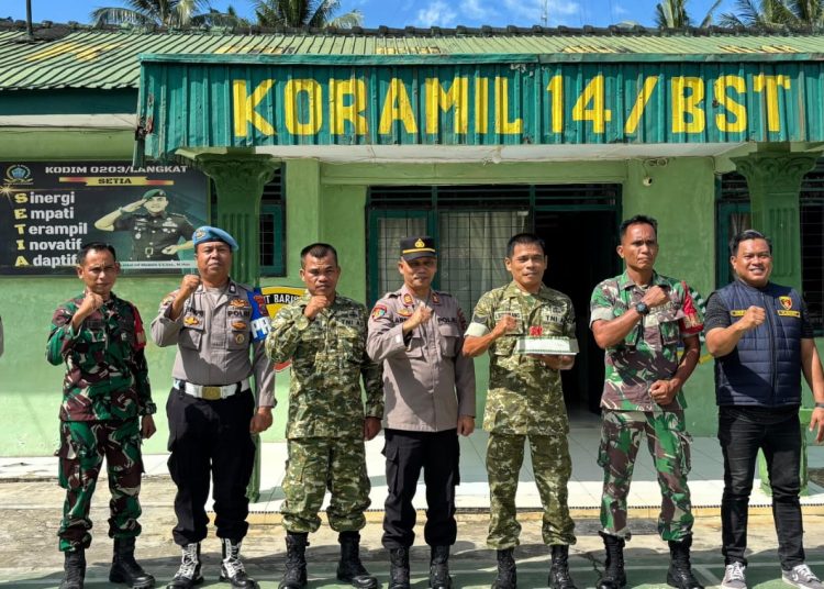 Sinergitas Tanpa Batas, Kapolsek Besitang Sambangi Koramil 14/BS Berikan Kejutan HUT TNI ke-81