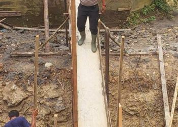 Pastikan Pembangunan Berjalan, Polsek Salapian Monitoring Jembatan Merah Putih