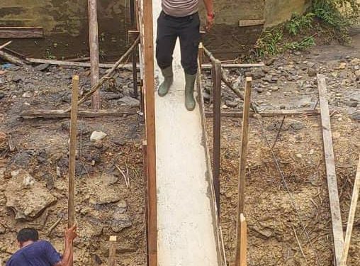 Pastikan Pembangunan Berjalan, Polsek Salapian Monitoring Jembatan Merah Putih
