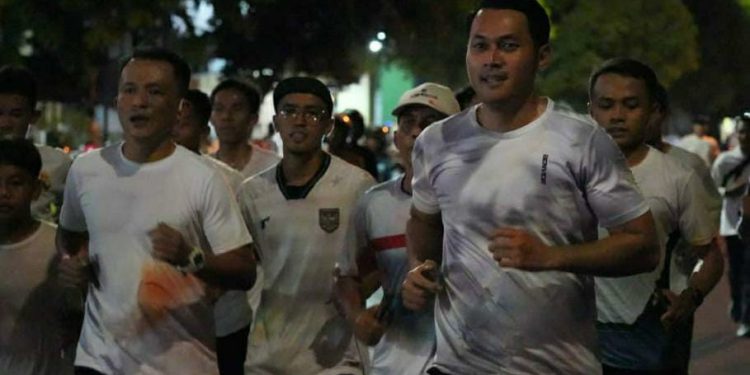SeduluRUN Bareng Mas Lindra, 9.000 Pelari Semarakkan Tuban Lewat Fun Night Color Run