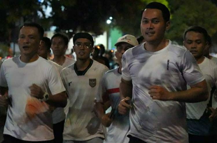 SeduluRUN Bareng Mas Lindra, 9.000 Pelari Semarakkan Tuban Lewat Fun Night Color Run
