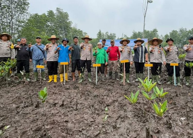 Kapolres Langkat Bersama Masyarakat Tanam Mangrove, Jaga Ekosistem Pesisir dan Dukung Ekonomi Nelayan