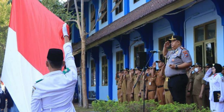 Kapolresta Tuban Kombes Pol Jazuli Dani Irawan. SIK. M. Tr. Opsla Jadi Pembina Upacara di SMA Negeri 1 Tuban