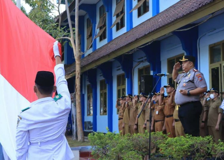 Kapolresta Tuban Kombes Pol Jazuli Dani Irawan. SIK. M. Tr. Opsla Jadi Pembina Upacara di SMA Negeri 1 Tuban